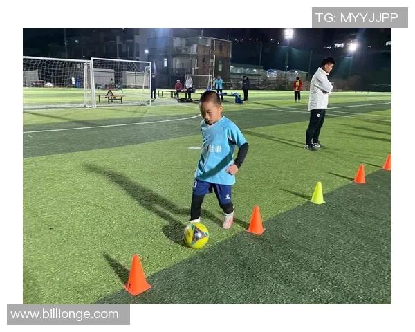 球星陪伴孩子在足球场上玩耍亲子互动视频感人时刻