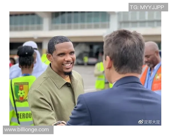 足球球星拿捏手势引发热议展现赛场个性与独特魅力